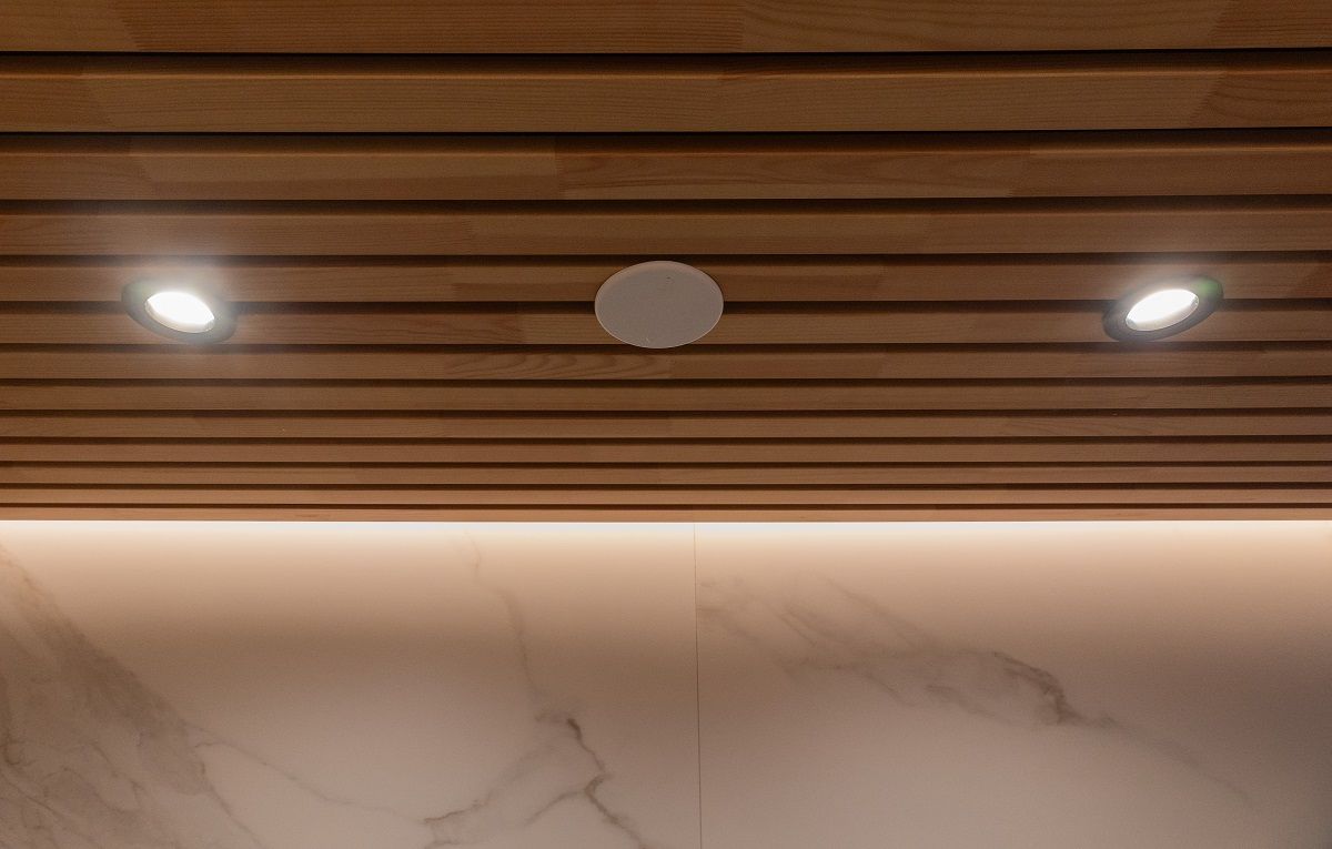 Spotlights and LED strip bring elegance to the wall/ceiling border